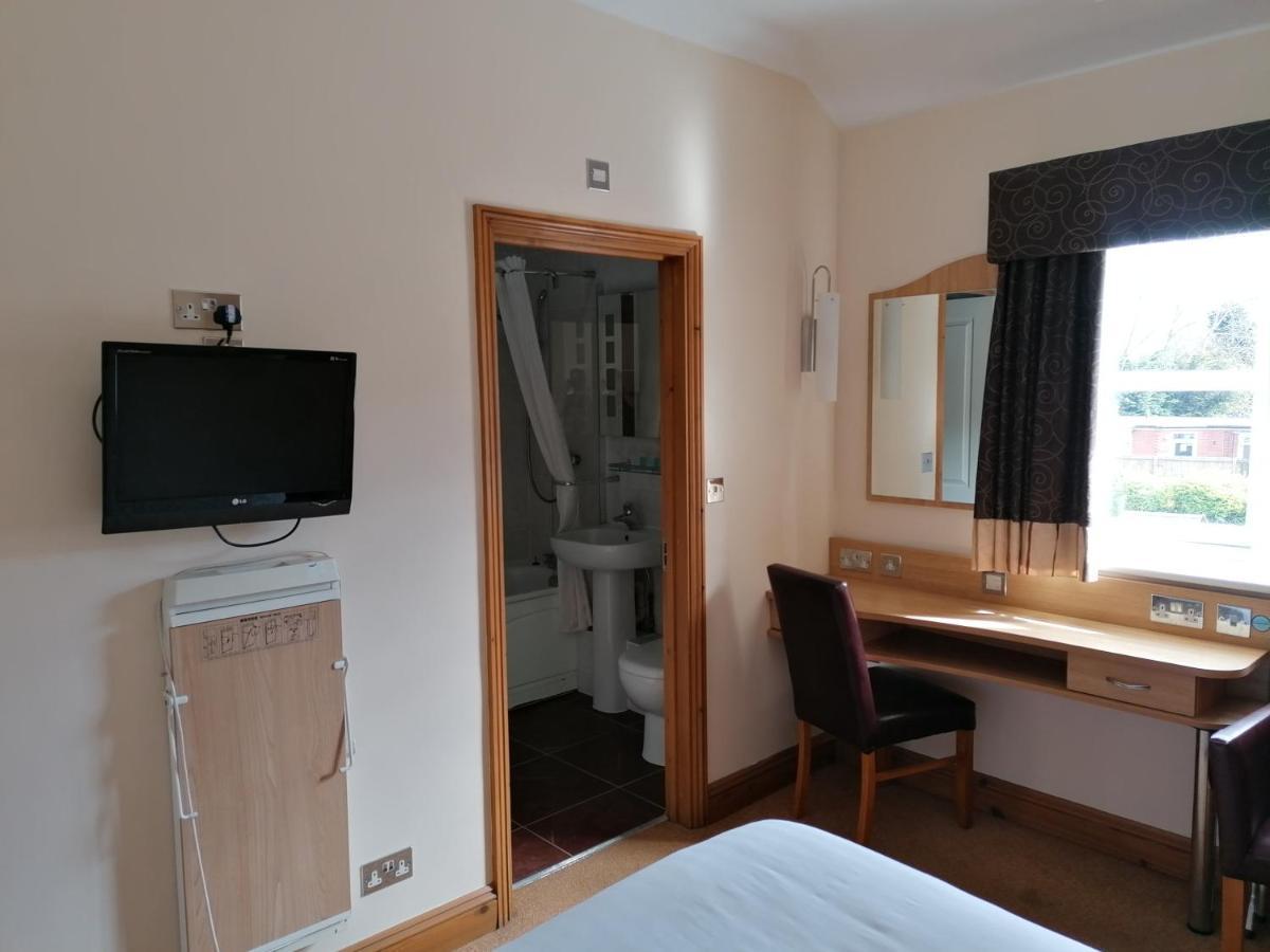 The Queensgate Hotel Питерборо Екстериор снимка