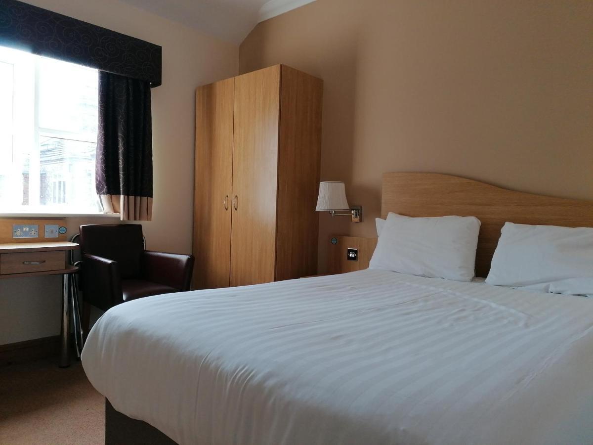 The Queensgate Hotel Питерборо Екстериор снимка