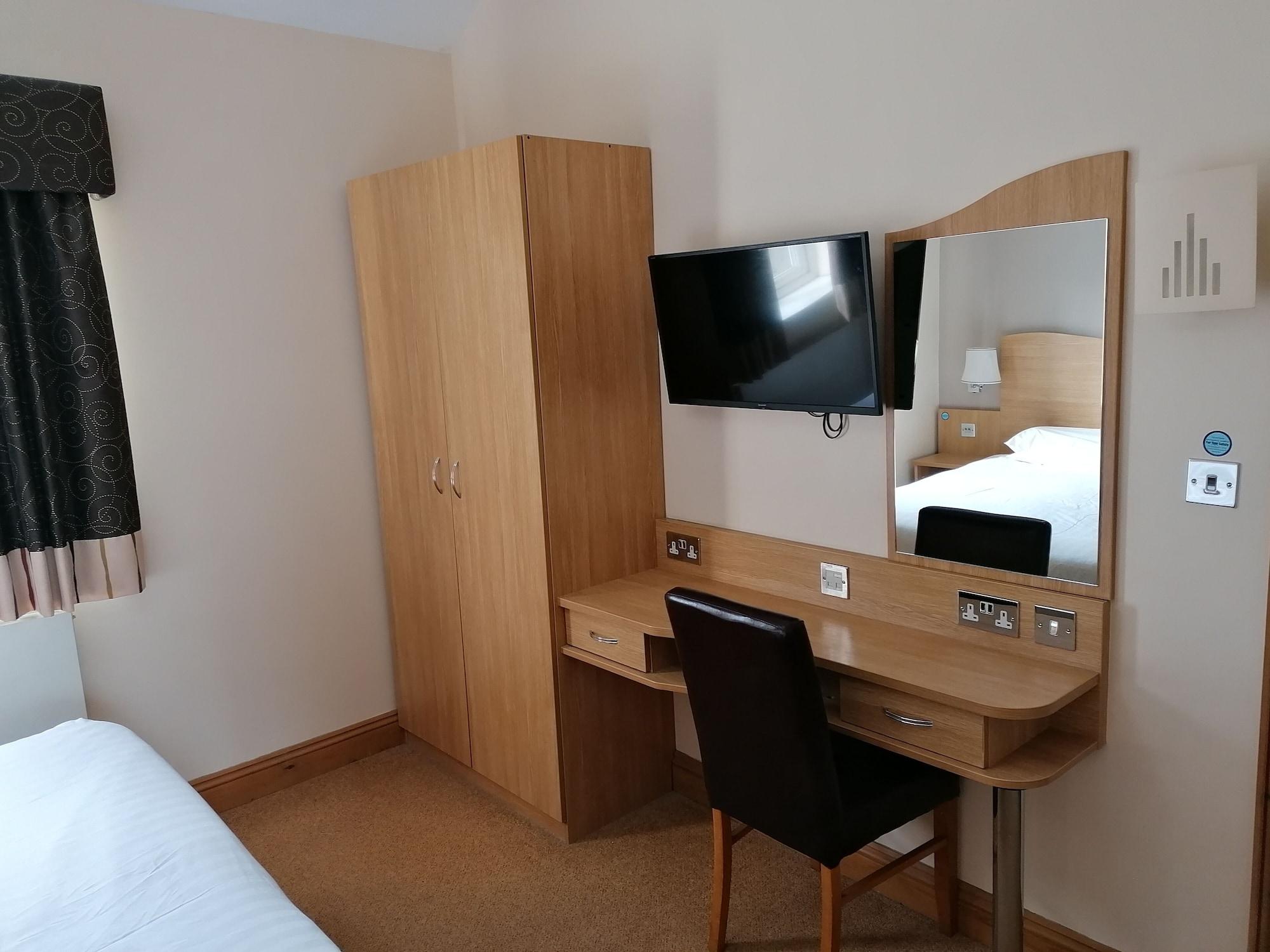 The Queensgate Hotel Питерборо Екстериор снимка