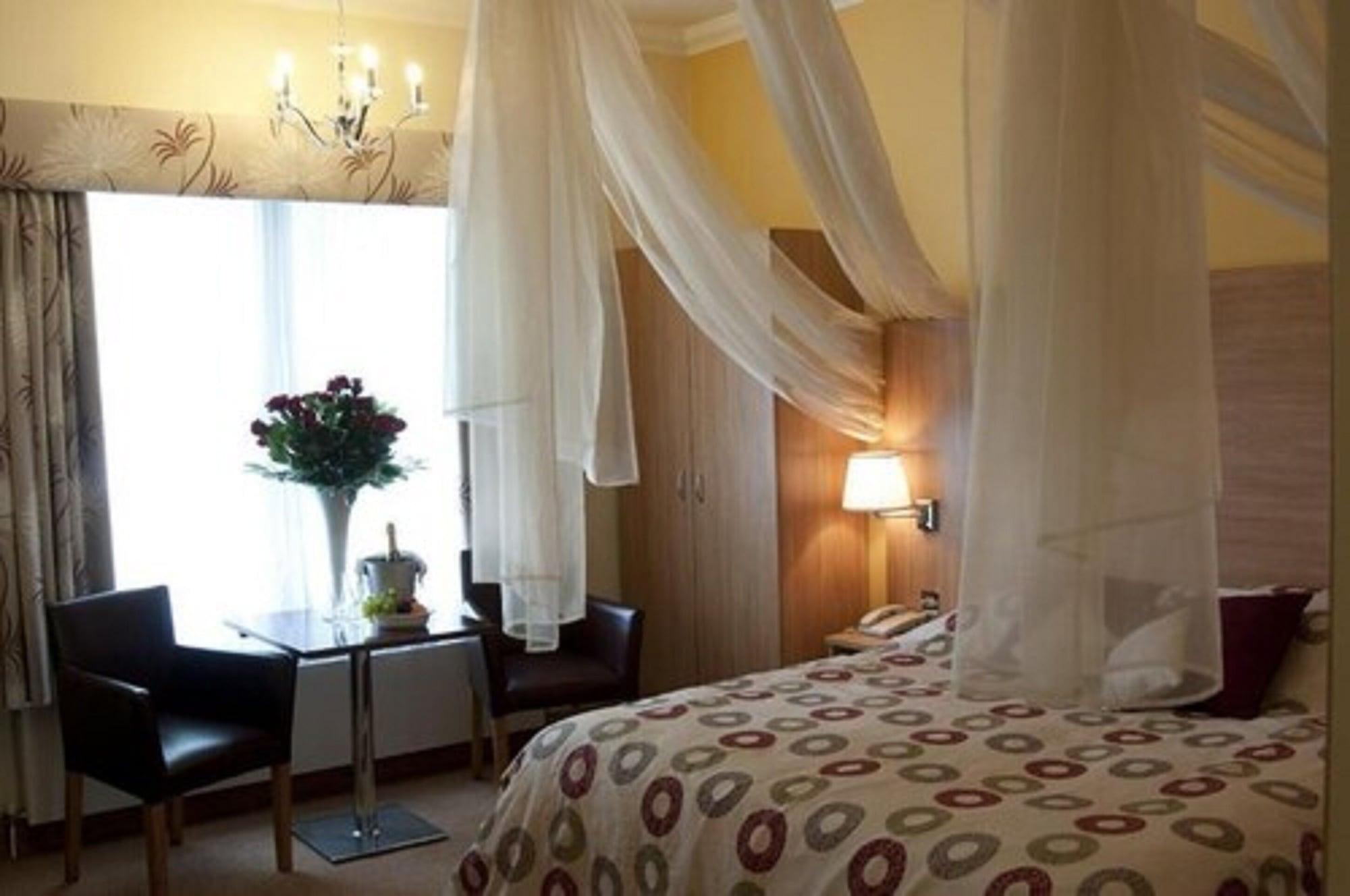 The Queensgate Hotel Питерборо Екстериор снимка