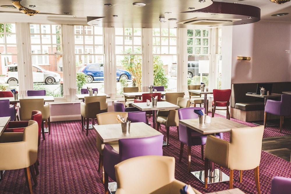 The Queensgate Hotel Питерборо Екстериор снимка